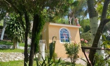 HERMOSA  CASA DE CAMPO RODEADA DE ARBOLES