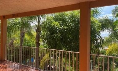 HERMOSA  CASA DE CAMPO RODEADA DE ARBOLES