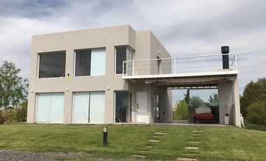Venta Casa Vista al Lago - Mari Menuco