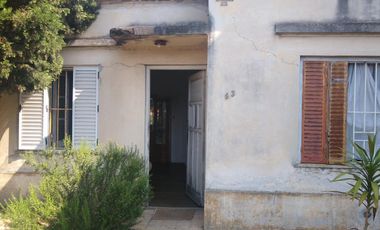 Casa en estado original de 2 dormitorios y gran fondo libre - Lomas de Zamora Este
