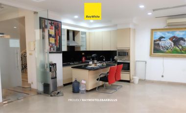 Dijual Rumah Middle Classic Modern Siap Huni di Jalan Setiabudi, Jakarta Selatan, dekat pusat perkantoran Sudirman dan Kuningan!