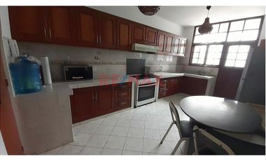 ¿Buscas una propiedad espaciosa, ubicada estratégicamente y con un alto potencial de rentabilidad? ¡Esta casa es perfecta para ti!

🌟 Ubicación priv