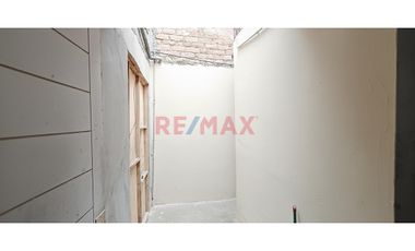 Casa Ventanilla De Dos Pisos