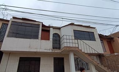 Casa Ventanilla De Dos Pisos