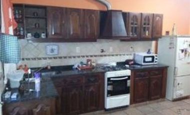 BURZACO: VENTA de CASA EN PH – EXCELENTE UBICACION- CASCO URBANO. MUY LINDA. TODO A NUEVO. FUNCIONAL. A. DEL VALLE AL 500 entre Amenedo y 25 de Mayo. 