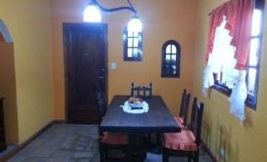 BURZACO: VENTA de CASA EN PH – EXCELENTE UBICACION- CASCO URBANO. MUY LINDA. TODO A NUEVO. FUNCIONAL. A. DEL VALLE AL 500 entre Amenedo y 25 de Mayo. 