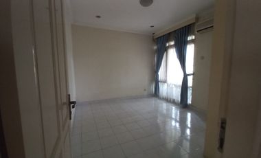 Rumah Di komplek Elit Loka Indah, Pancoran. Asri, Tenang, Nyaman, Dan Hanya 3 Menit Ke Jalan Warung Buncit Raya.
