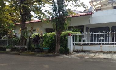 Rumah Di komplek Elit Loka Indah, Pancoran. Asri, Tenang, Nyaman, Dan Hanya 3 Menit Ke Jalan Warung Buncit Raya.