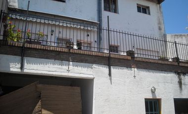 CASA EN DOS PLANTAS CON 4 DORMITORIOS, UNO EN SUITE, CON HIDROMASAJE Y VESTIDOR COCHERA PARA TRES AUTOS, 2 BANOS, LIVING/COMEDOR, PARQUE Y LOCAL