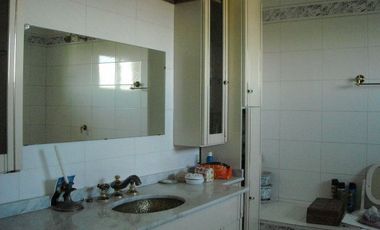 CASA EN DOS PLANTAS CON 4 DORMITORIOS, UNO EN SUITE, CON HIDROMASAJE Y VESTIDOR COCHERA PARA TRES AUTOS, 2 BANOS, LIVING/COMEDOR, PARQUE Y LOCAL