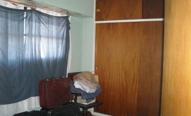 CASA EN DOS PLANTAS CON 4 DORMITORIOS, UNO EN SUITE, CON HIDROMASAJE Y VESTIDOR COCHERA PARA TRES AUTOS, 2 BANOS, LIVING/COMEDOR, PARQUE Y LOCAL