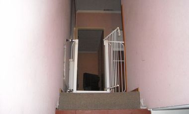 CASA EN DOS PLANTAS CON 4 DORMITORIOS, UNO EN SUITE, CON HIDROMASAJE Y VESTIDOR COCHERA PARA TRES AUTOS, 2 BANOS, LIVING/COMEDOR, PARQUE Y LOCAL