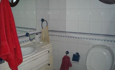 CASA EN DOS PLANTAS CON 4 DORMITORIOS, UNO EN SUITE, CON HIDROMASAJE Y VESTIDOR COCHERA PARA TRES AUTOS, 2 BANOS, LIVING/COMEDOR, PARQUE Y LOCAL