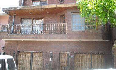 CASA EN DOS PLANTAS CON 4 DORMITORIOS, UNO EN SUITE, CON HIDROMASAJE Y VESTIDOR COCHERA PARA TRES AUTOS, 2 BANOS, LIVING/COMEDOR, PARQUE Y LOCAL