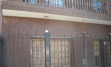 CASA EN DOS PLANTAS CON 4 DORMITORIOS, UNO EN SUITE, CON HIDROMASAJE Y VESTIDOR COCHERA PARA TRES AUTOS, 2 BANOS, LIVING/COMEDOR, PARQUE Y LOCAL