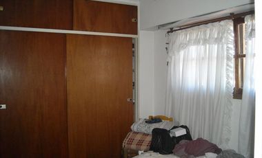 CASA EN DOS PLANTAS CON 4 DORMITORIOS, UNO EN SUITE, CON HIDROMASAJE Y VESTIDOR COCHERA PARA TRES AUTOS, 2 BANOS, LIVING/COMEDOR, PARQUE Y LOCAL