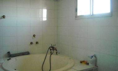 CASA EN DOS PLANTAS CON 4 DORMITORIOS, UNO EN SUITE, CON HIDROMASAJE Y VESTIDOR COCHERA PARA TRES AUTOS, 2 BANOS, LIVING/COMEDOR, PARQUE Y LOCAL