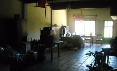 CASA EN DOS PLANTAS CON 4 DORMITORIOS, UNO EN SUITE, CON HIDROMASAJE Y VESTIDOR COCHERA PARA TRES AUTOS, 2 BANOS, LIVING/COMEDOR, PARQUE Y LOCAL