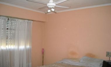 CASA EN DOS PLANTAS CON 4 DORMITORIOS, UNO EN SUITE, CON HIDROMASAJE Y VESTIDOR COCHERA PARA TRES AUTOS, 2 BANOS, LIVING/COMEDOR, PARQUE Y LOCAL