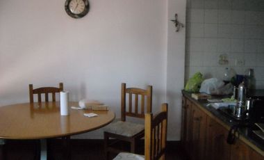 CASA EN DOS PLANTAS CON 4 DORMITORIOS, UNO EN SUITE, CON HIDROMASAJE Y VESTIDOR COCHERA PARA TRES AUTOS, 2 BANOS, LIVING/COMEDOR, PARQUE Y LOCAL