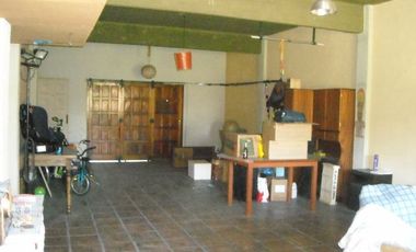 CASA EN DOS PLANTAS CON 4 DORMITORIOS, UNO EN SUITE, CON HIDROMASAJE Y VESTIDOR COCHERA PARA TRES AUTOS, 2 BANOS, LIVING/COMEDOR, PARQUE Y LOCAL