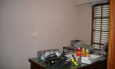 CASA EN DOS PLANTAS CON 4 DORMITORIOS, UNO EN SUITE, CON HIDROMASAJE Y VESTIDOR COCHERA PARA TRES AUTOS, 2 BANOS, LIVING/COMEDOR, PARQUE Y LOCAL