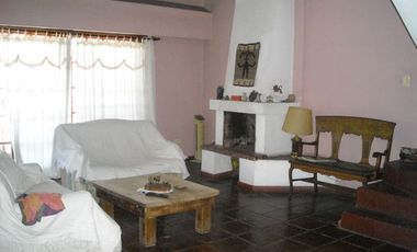 CASA EN DOS PLANTAS CON 4 DORMITORIOS, UNO EN SUITE, CON HIDROMASAJE Y VESTIDOR COCHERA PARA TRES AUTOS, 2 BANOS, LIVING/COMEDOR, PARQUE Y LOCAL