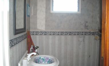 CASA EN DOS PLANTAS CON 4 DORMITORIOS, UNO EN SUITE, CON HIDROMASAJE Y VESTIDOR COCHERA PARA TRES AUTOS, 2 BANOS, LIVING/COMEDOR, PARQUE Y LOCAL