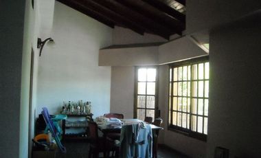 CASA EN DOS PLANTAS CON 4 DORMITORIOS, UNO EN SUITE, CON HIDROMASAJE Y VESTIDOR COCHERA PARA TRES AUTOS, 2 BANOS, LIVING/COMEDOR, PARQUE Y LOCAL