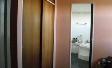 CASA EN DOS PLANTAS CON 4 DORMITORIOS, UNO EN SUITE, CON HIDROMASAJE Y VESTIDOR COCHERA PARA TRES AUTOS, 2 BANOS, LIVING/COMEDOR, PARQUE Y LOCAL