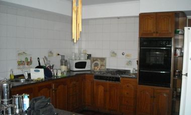 CASA EN DOS PLANTAS CON 4 DORMITORIOS, UNO EN SUITE, CON HIDROMASAJE Y VESTIDOR COCHERA PARA TRES AUTOS, 2 BANOS, LIVING/COMEDOR, PARQUE Y LOCAL