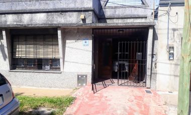 Casa de 2 dormitorios   Dpto 2 AMB en venta en Villa Dominico.