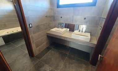 Venta - Chalet seis ambientes con sotano y quincho - Concepción Arenal 4743