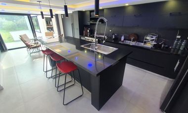 Venta - Chalet seis ambientes con sotano y quincho - Concepción Arenal 4743