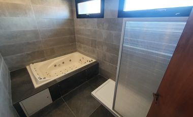 Venta - Chalet seis ambientes con sotano y quincho - Concepción Arenal 4743