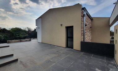 Venta - Chalet seis ambientes con sotano y quincho - Concepción Arenal 4743