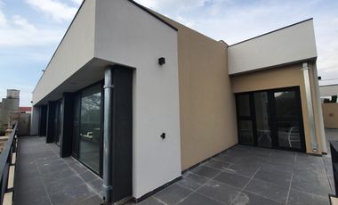 Venta - Chalet seis ambientes con sotano y quincho - Concepción Arenal 4743