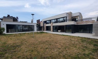 Venta - Chalet seis ambientes con sotano y quincho - Concepción Arenal 4743