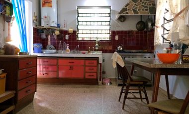 Chalet ubicado a 300 metros de Avenida Espora y a 400 metros Quinta Roca.