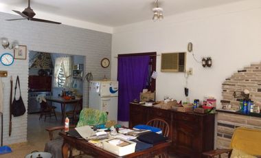 Chalet ubicado a 300 metros de Avenida Espora y a 400 metros Quinta Roca.