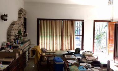 Chalet ubicado a 300 metros de Avenida Espora y a 400 metros Quinta Roca.