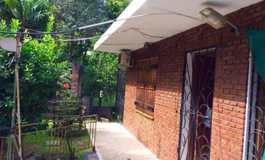 Chalet ubicado a 300 metros de Avenida Espora y a 400 metros Quinta Roca.