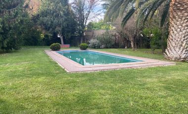 Casa chilena con piscina y lindo jardín en condominio con seguridad permanente en Chicureo centro.