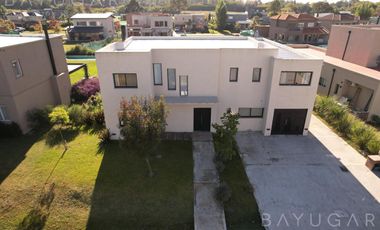 Venta con renta - Casa 2 plantas en Altos de Campo Grande - Bayugar Negocios Inmobiliarios
