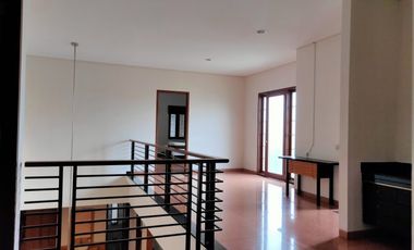 sewa rumah murah mewah Setra Duta Bandung dekat universitas