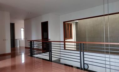 sewa rumah murah mewah Setra Duta Bandung dekat universitas