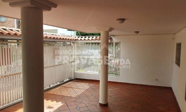 casa en arriendo en el rosal. Cod A2638