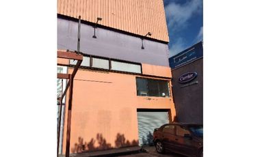 Excepcional galpón uso comercial en Champagnat y JuanB Justo. Distrito Industrial Ie