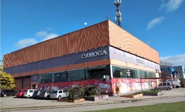 Excepcional galpón uso comercial en Champagnat y JuanB Justo. Distrito Industrial Ie