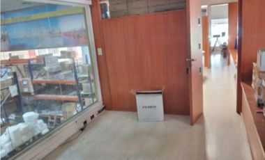 Excepcional galpón uso comercial en Champagnat y JuanB Justo. Distrito Industrial Ie